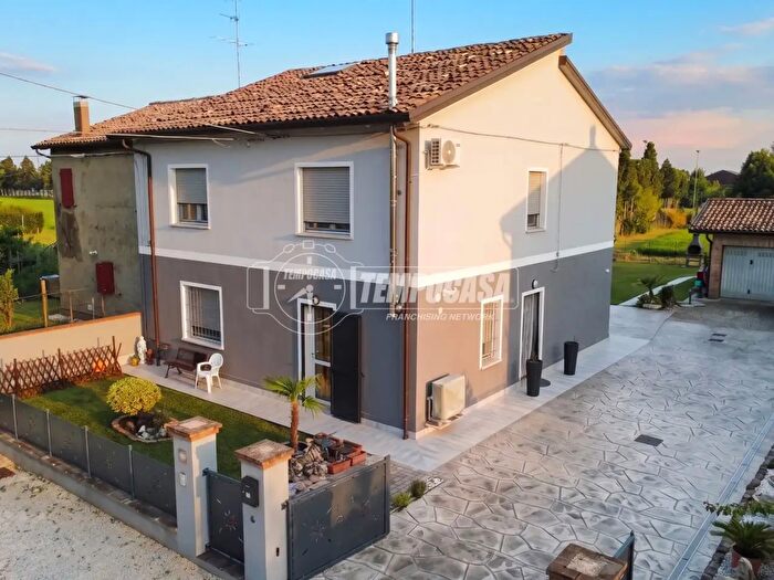Appartamento quadrilocale in vendita in Via Guaraldi Casumaro, Cento