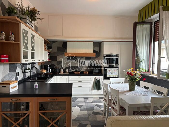 Appartamento trilocale in vendita in Via Raffaello Sanzio, Bollate