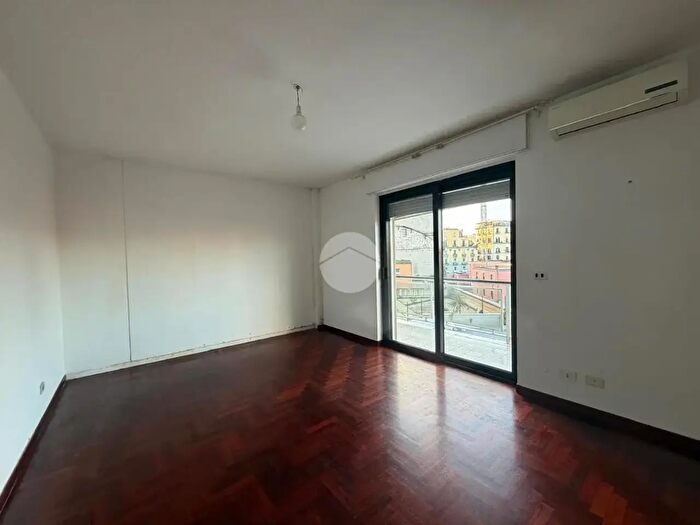 Appartamento trilocale in affitto in Via Enrico Cosenz, Napoli