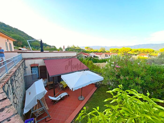 Casa trilocale in vendita in Via Camisano, Ameglia