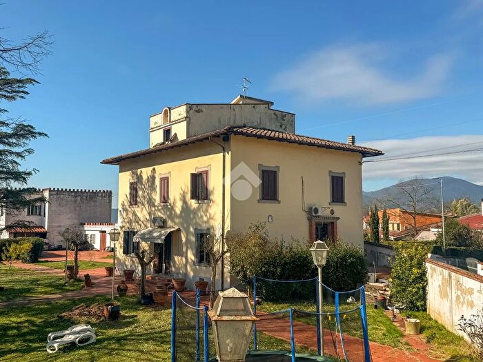 Casa con 9 locali in vendita in Via Valdinievole Sud, Bientina