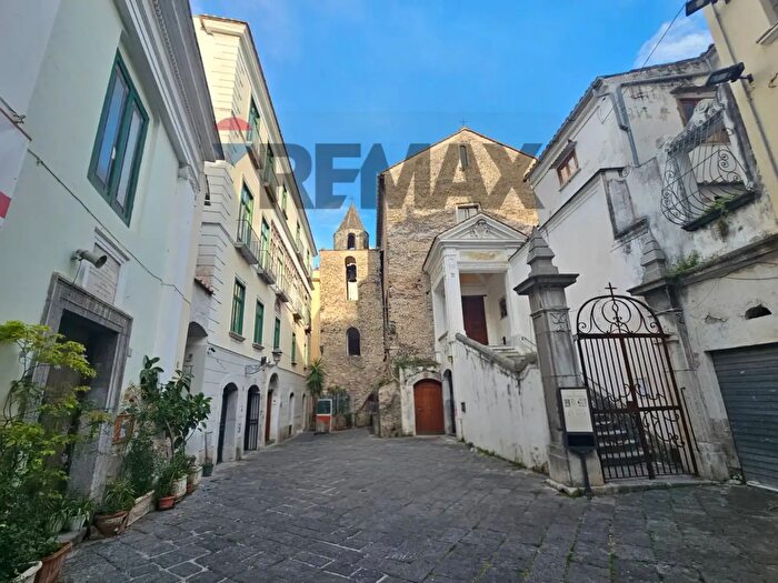 Appartamento con 6 locali in vendita in Via Larghetto San Pietro a Corte, Salerno