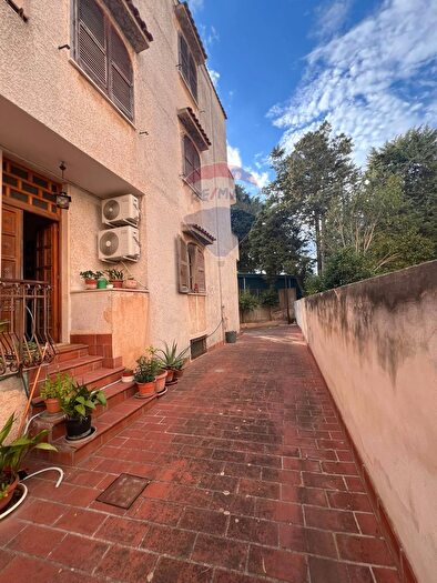 Casa con 10 locali in vendita in Via Giovanni XXIII, Acquaviva Delle Fonti