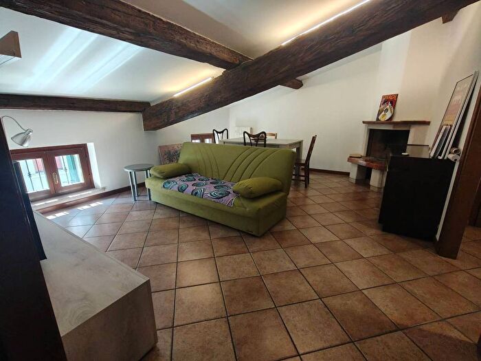 Appartamento trilocale in affitto in Vicolo Porta Vescovo, Veronetta, Verona