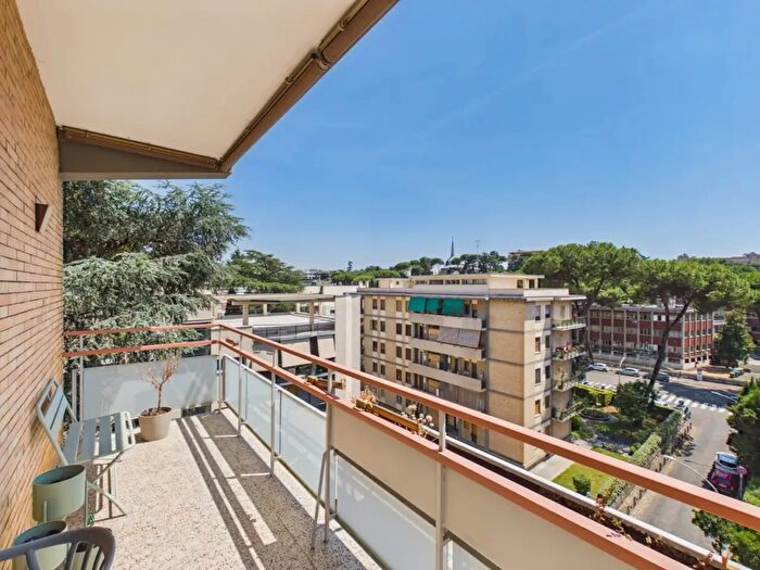 Appartamento con 5 locali in vendita in Via dei Pirenei, Roma