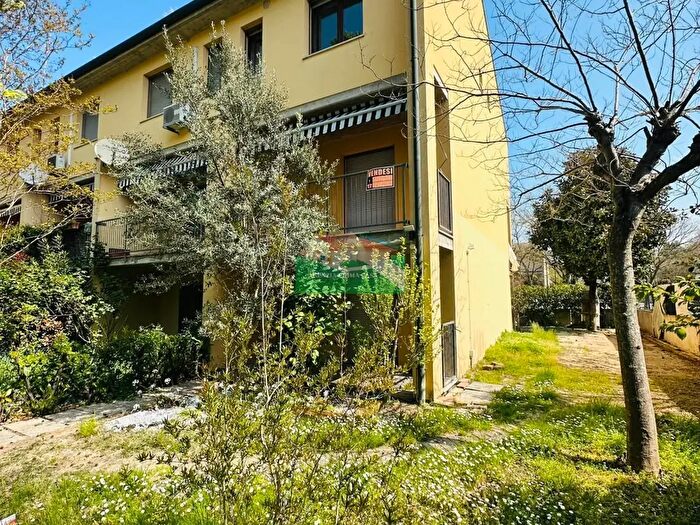 Casa con 8 locali in vendita in Viale Leon Battista Alberti, Ravenna