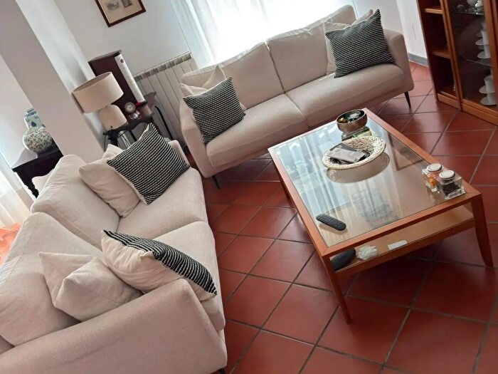 Casa con 8 locali in vendita in Carrara