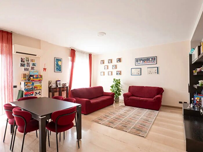 Appartamento trilocale in vendita in Via Giambellino, Milano