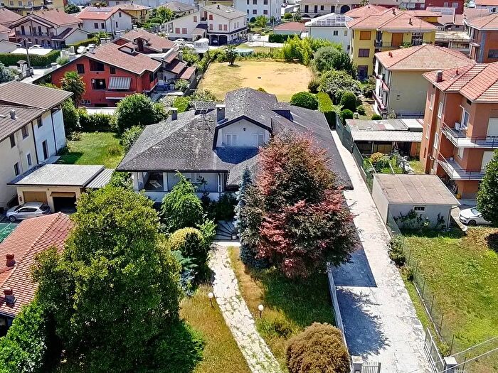 Casa con 11 locali in vendita in Via San Giovanni, Oleggio