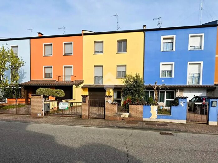 Casa quadrilocale in vendita in Via Andrea Costa, Borgo Virgilio