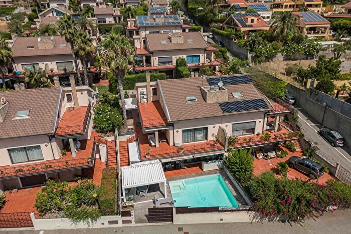 Casa con 10 locali in vendita in Messina