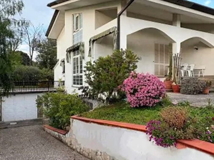 Casa con 6 locali in vendita in Latina