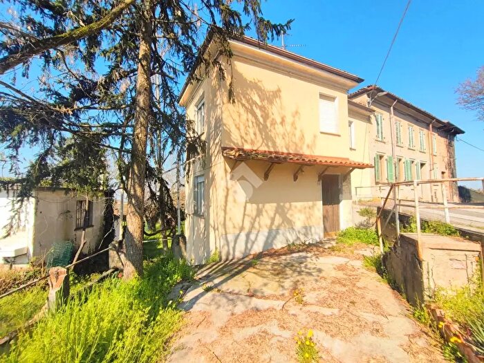 Casa con 8 locali in vendita in Via Castello, Monleale