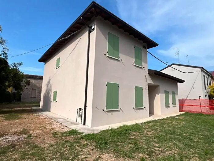 Casa con 8 locali in vendita in Quistello