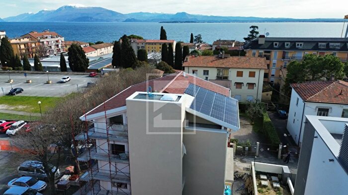 Appartamento quadrilocale in vendita in Via Scuole, Desenzano Del Garda