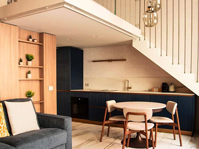 Appartamento bilocale in affitto in Via Fieno, Missori, Milano