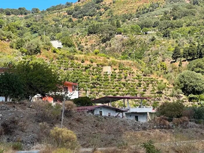 Casa quadrilocale in vendita in Contrada Castellano, Messina