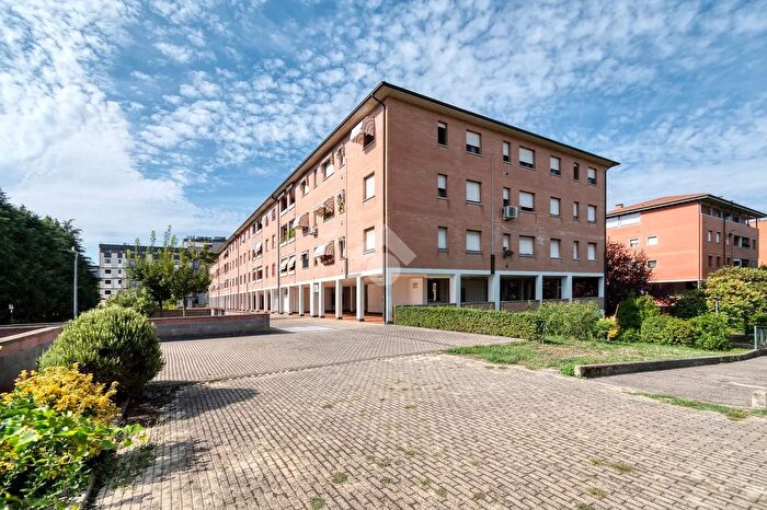 Appartamento con 5 locali in vendita in Via Ferrarese, Bologna