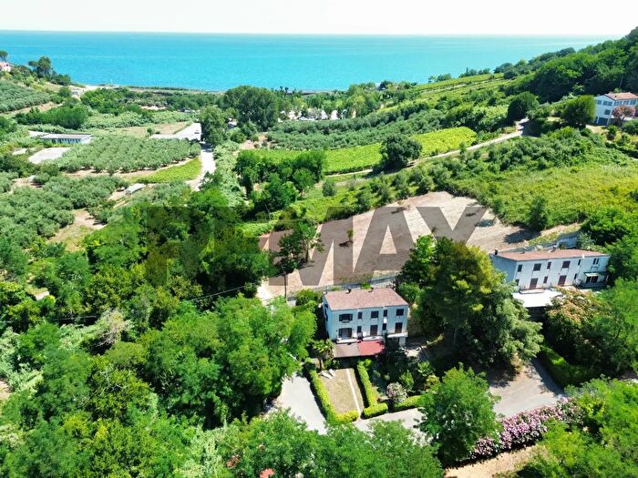 Casa con 6 locali in vendita in Rocca San Giovanni