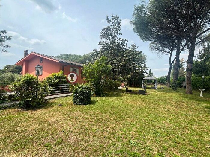 Casa con 5 locali in affitto in Via Pompeo Licinio, Torricola Tor Carbone, Roma
