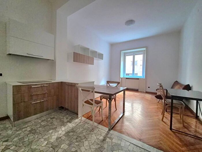 Appartamento trilocale in affitto in Via Gaetano Donizetti, Palestro, Milano
