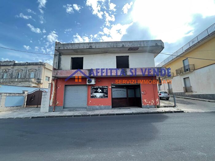 Appartamento con 6 locali in vendita in Via Piave, Solarino