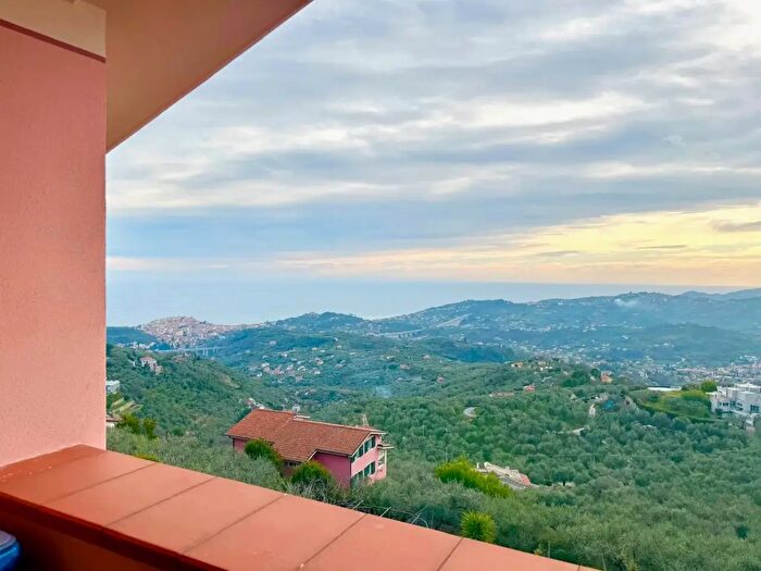 Casa trilocale in vendita in Strada Cason della Guardia, Imperia
