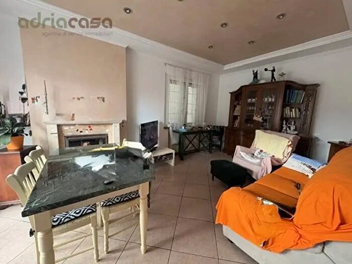 Casa con 5 locali in vendita in Viale Malta, Riccione