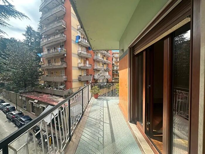 Appartamento con 6 locali in vendita in Viale dei Pini, Napoli