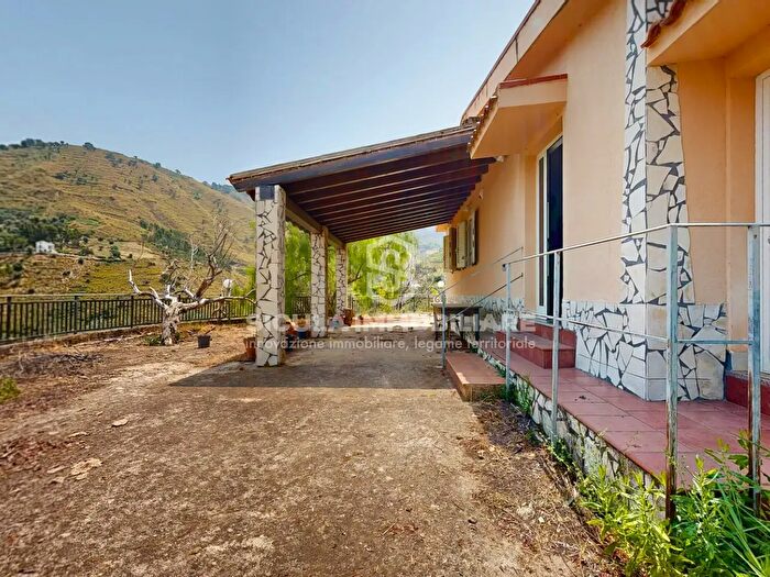 Casa trilocale in vendita in Santo Stefano Di Camastra