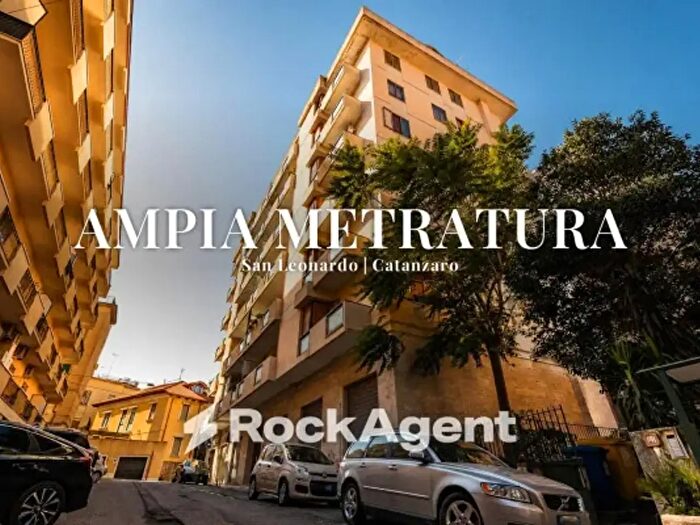 Appartamento con 6 locali in vendita in Via Leonardo Gallucci, Catanzaro