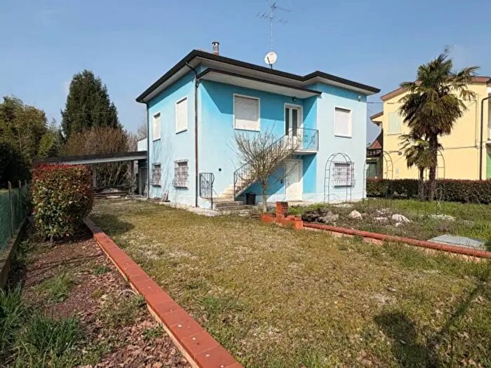 Casa con 5 locali in vendita in Piazza Don Giuseppe Andreoli, San Possidonio