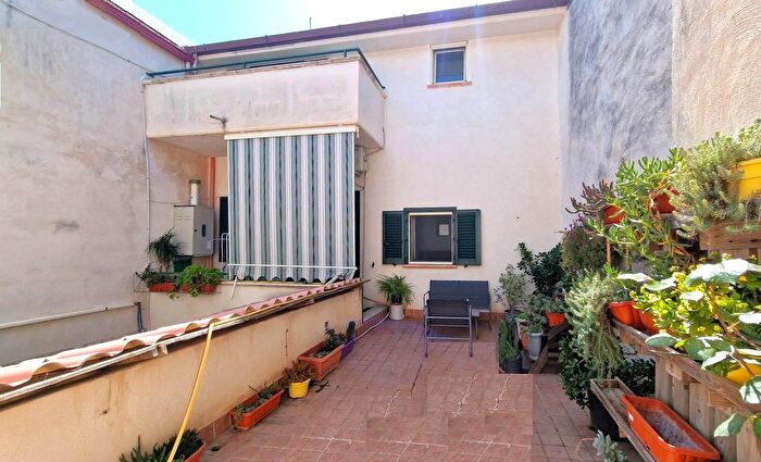 Casa con 10 locali in vendita in Via Vittorio Emanuele, Mondragone