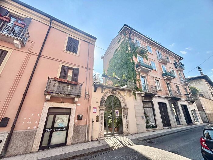 Appartamento bilocale in affitto in Via Santa Chiara, Veronetta, Verona