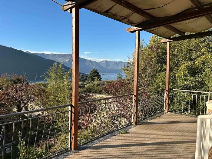 Appartamento con 5 locali in vendita in Sale Marasino