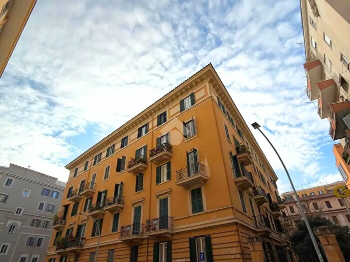 Appartamento trilocale in vendita in Via Altino, Roma