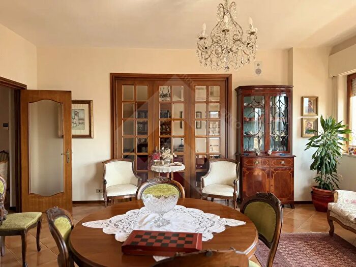 Appartamento con 6 locali in vendita in Via Napoli, Andria