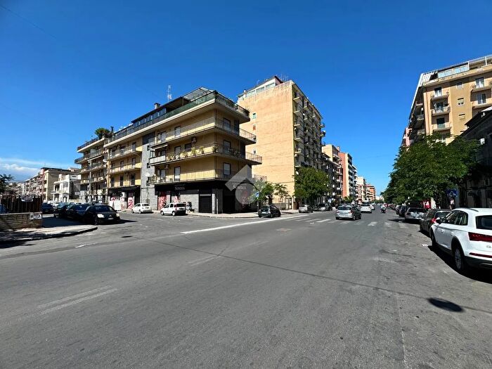 Appartamento con 8 locali in vendita in Via Enrico Cosenz, Catania
