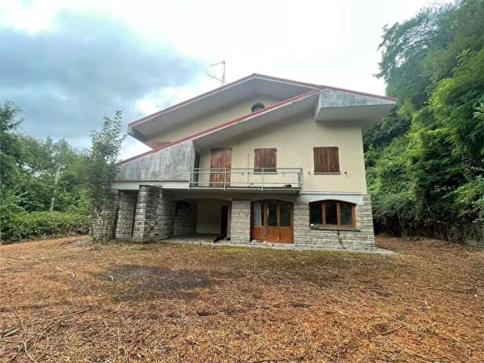 Casa con 6 locali in vendita in Via Giardini Sud, Serramazzoni