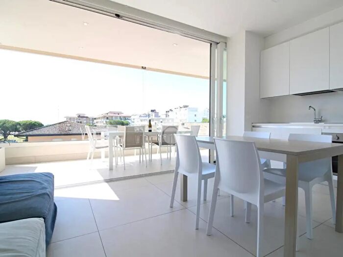 Appartamento trilocale in vendita in Via Olanda, Jesolo
