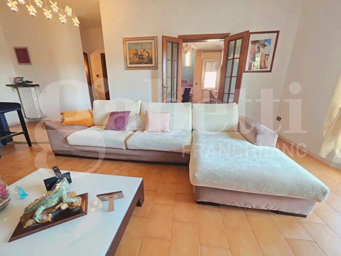 Appartamento con 5 locali in vendita in Via Francesco Petrarca, Torgiano