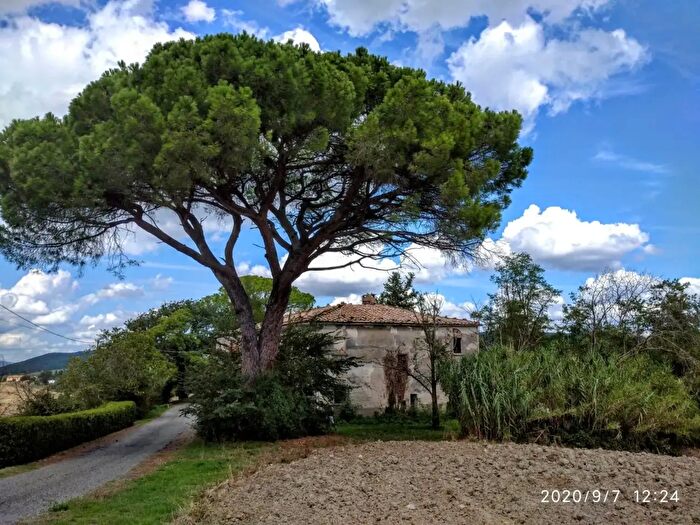 Casa con 8 locali in vendita in Pomarance