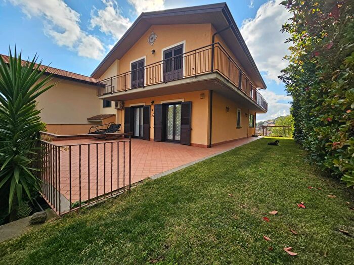 Appartamento con 5 locali in vendita in Via Giacomo Puccini, Zafferana Etnea