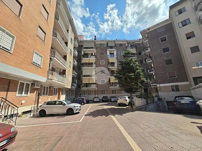 Appartamento con 5 locali in vendita in Traversa Tommaso De Amicis, Napoli