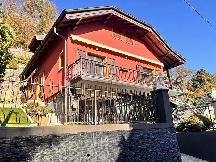 Casa con 7 locali in vendita in Via Paolo Alberti Dizzasco, Dizzasco