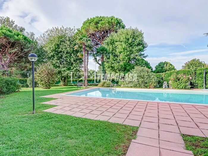 Casa quadrilocale in vendita in Gavirate