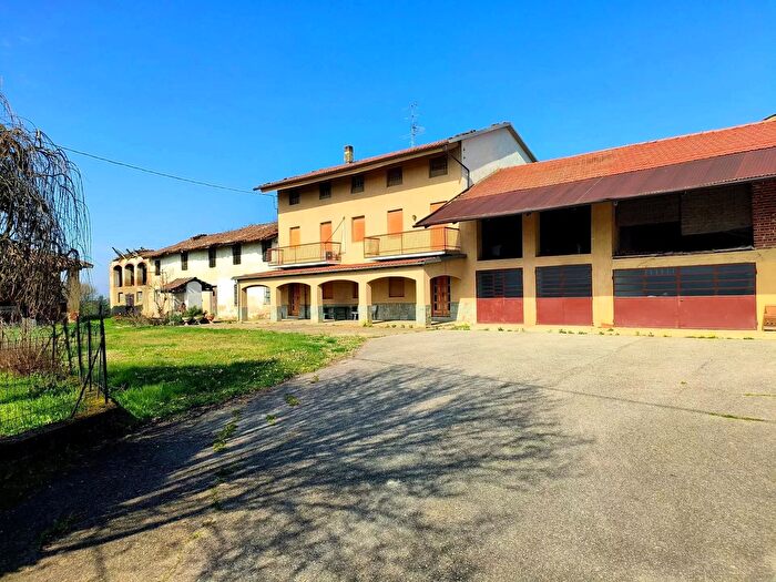 Casa con 10 locali in vendita in Valfenera