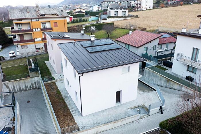 Casa quadrilocale in vendita in Via Piavanini, Albosaggia