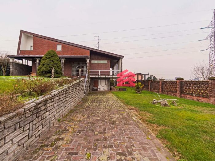 Casa con 18 locali in vendita in Via Marconi, Cameri