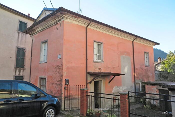 Casa con 5 locali in vendita in Fivizzano